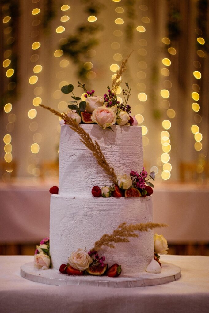 g33dc55e3d4717960627d7dac5742e0b3c77fac8842398a5348d0b36662ac2ca9d99d142a9abd630ff0df17ca68e64373163263ecb9e3d6a93a83275a0c6b9a54 1280 5729381 wedding, cake, dessert, celebration, wedding cake, birthday cake, celebration cake, happy birthday, frosting, cake frosting, cake toppers, food, food photography